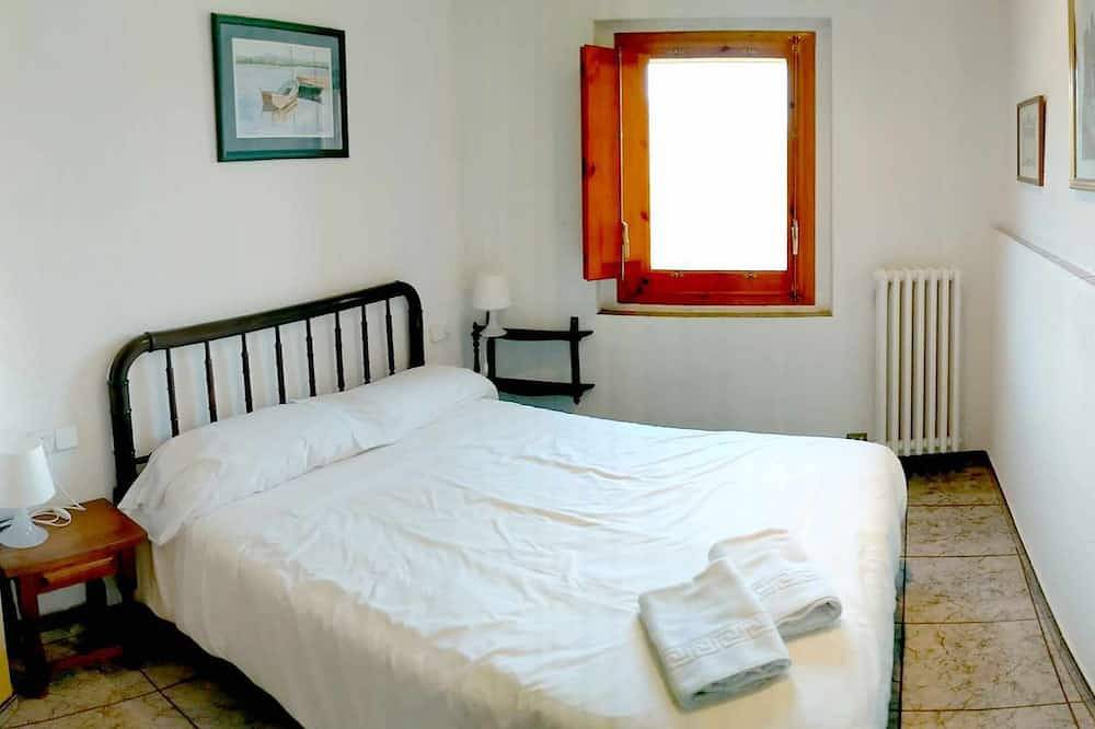 Apartamento entero, Apartamento 'Mas El Carrer - Blau' con piscina compartida, jardín compartido y Wi-Fi in Santa Pau, Parc Natural de Zona Volcànica de la Garrotxa