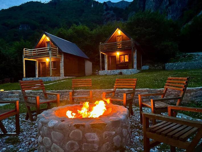 Bungalow für 3 Personen, mit Ausblick und Seeblick sowie Garten in Montenegro - 2