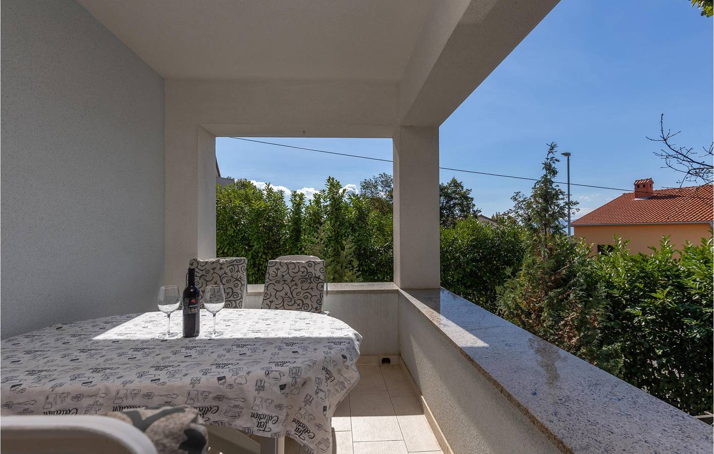 Ganze Ferienwohnung, Charmante Ferienwohnung mit Terrasse und Parkplatz, 2 km vom FKK-Strand entfernt in Njivice, Krk