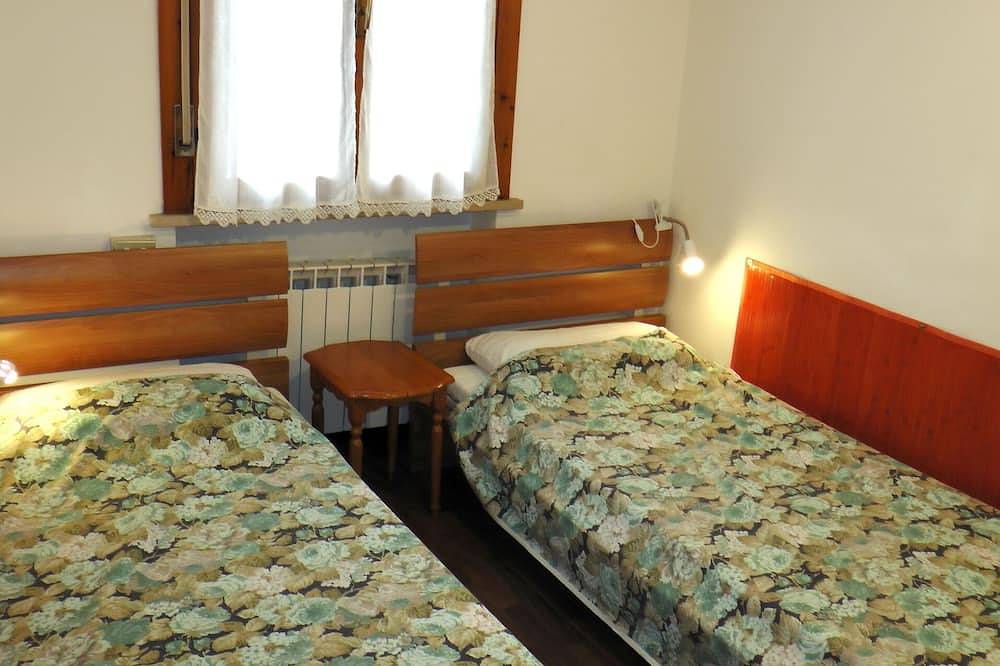 Entire apartment, A spacious apartment with covered car parking 100m from the beach in Grado, Gorizia Province