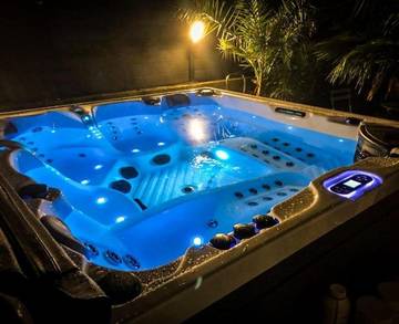 Maison de vacances pour 2 personnes, avec piscine ainsi que jacuzzi et terrasse dans Rhône