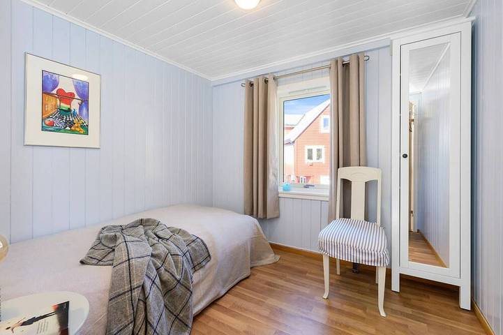 2 bedroom lovely home in Telavåg in Sund