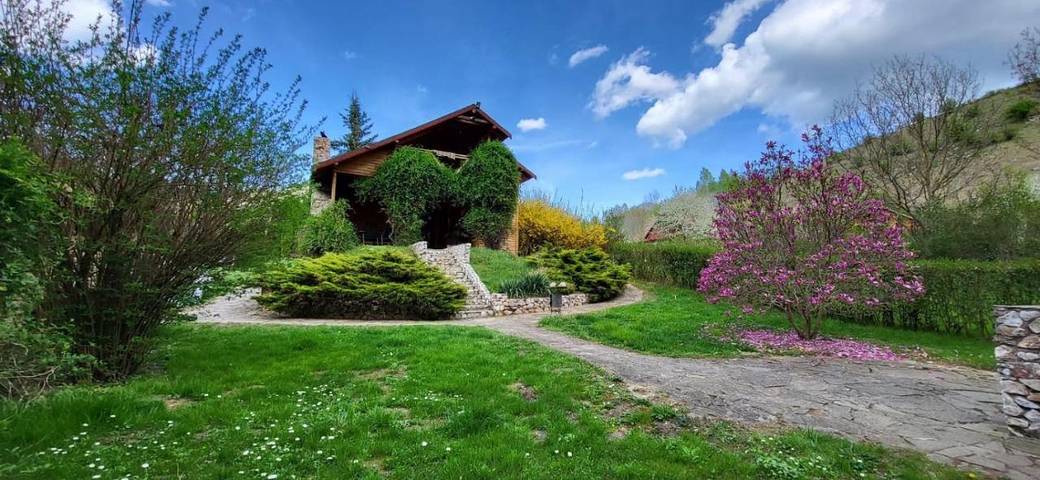 Location de vacances pour 8 personnes, avec Balcon et Terrasse ainsi que Jardin et Vue à Alba (Romania)