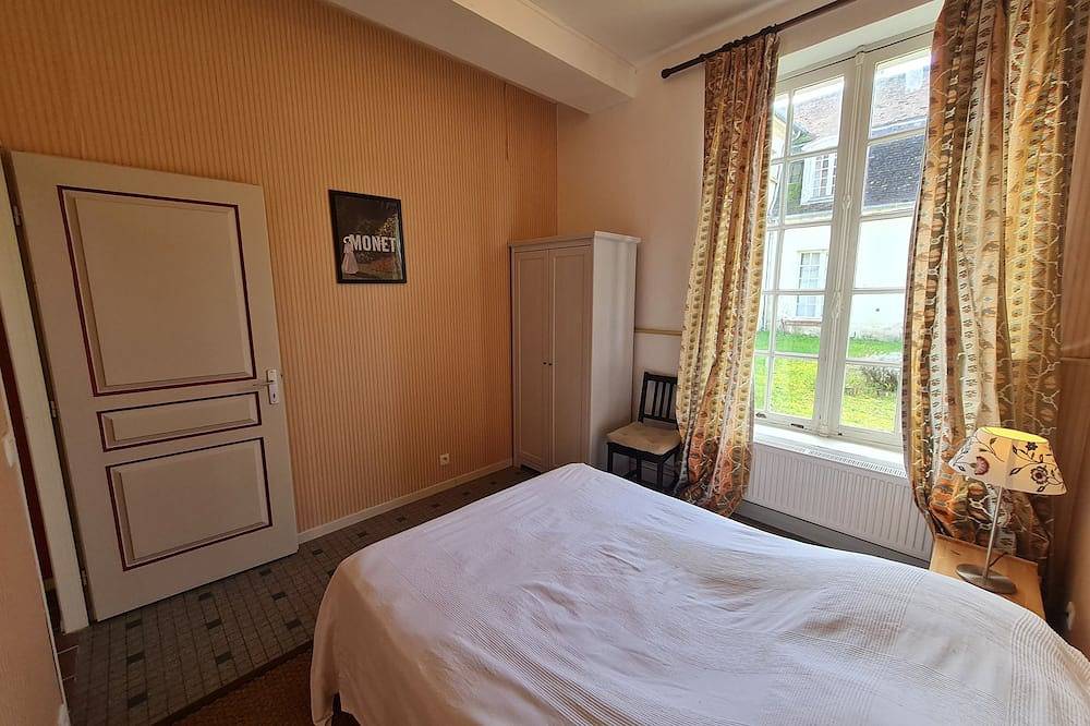 Lodge of Xviiith c Castle - nested in the Parc - 6/7 p - 4 kms from Falaise in Sainte-Thérèse-en-Pays-de-Falaise, Caen und Umgebung