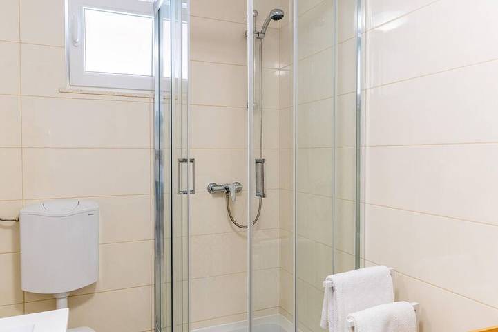 Gorgeous home in Sinj with private swimming pool, can be inside or outside in Bajagić, Dalmatinisches Zagora