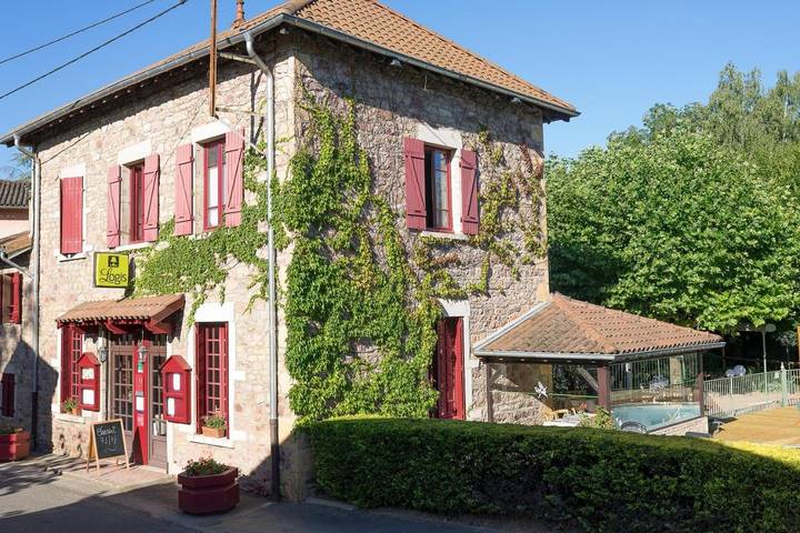Hôtel pour 2 personnes, avec piscine ainsi que jardin et vue à Saint-Vérand (Saône-et-Loire)