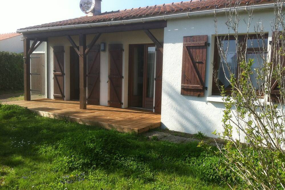 Charming house sleeps 5, 6 km from beaches. in Angles, Vendée