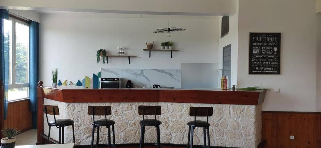 Location de vacances pour 2 personnes, avec terrasse ainsi que vue et jardin à Compreignac - 4