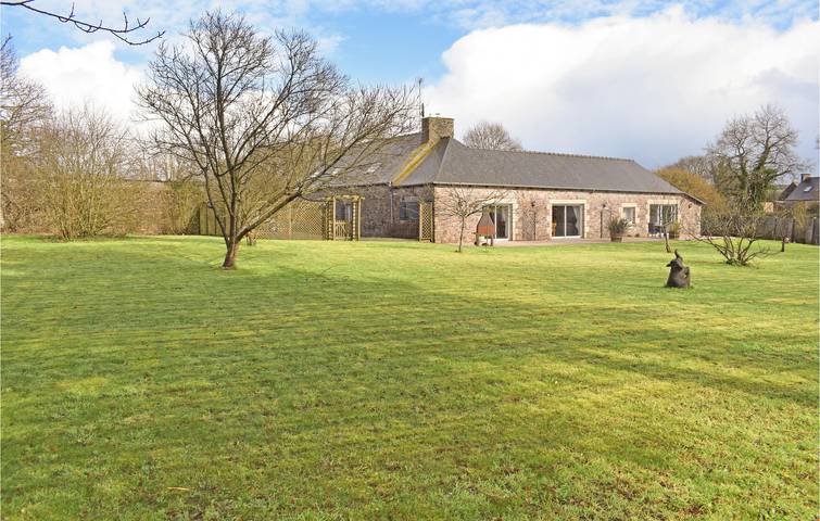 Location de vacances pour 7 personnes, avec piscine ainsi que jardin et terrasse à Pléhédel