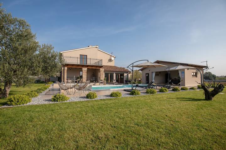 Villa pour 6 personnes, avec Balcon et Terrasse ainsi que Jardin et Piscine à Loborika