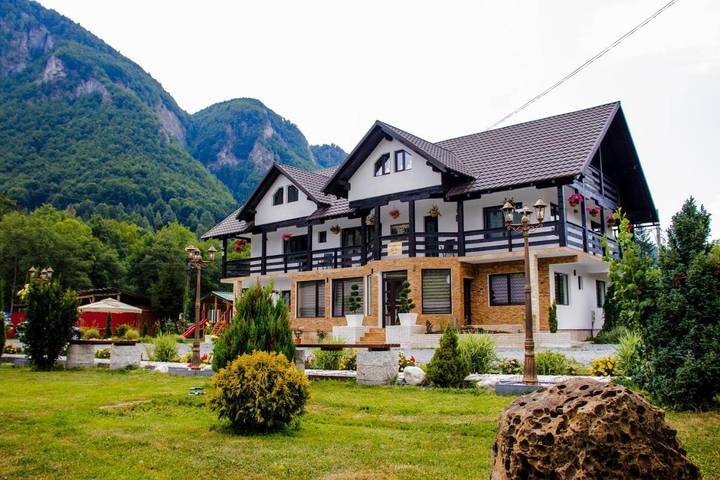 Gîte pour 9 personnes, avec Balcon et Terrasse ainsi que Jacuzzi et Jardin