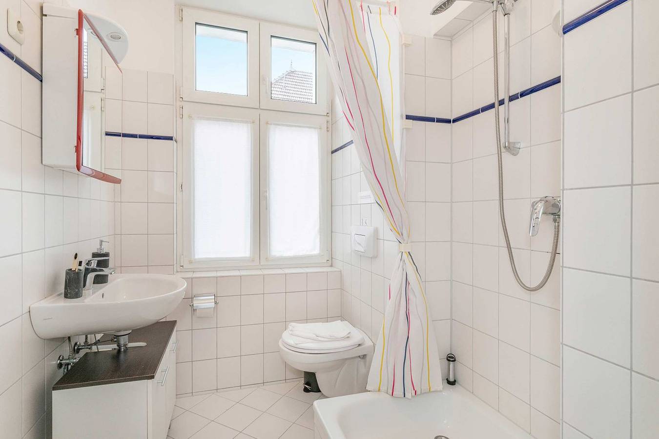 Appartement entier, Waldfriede – Ferienwohnung Rot mit Balkon, Wlan & nah am Sandstrand in Bansin, Heringsdorf