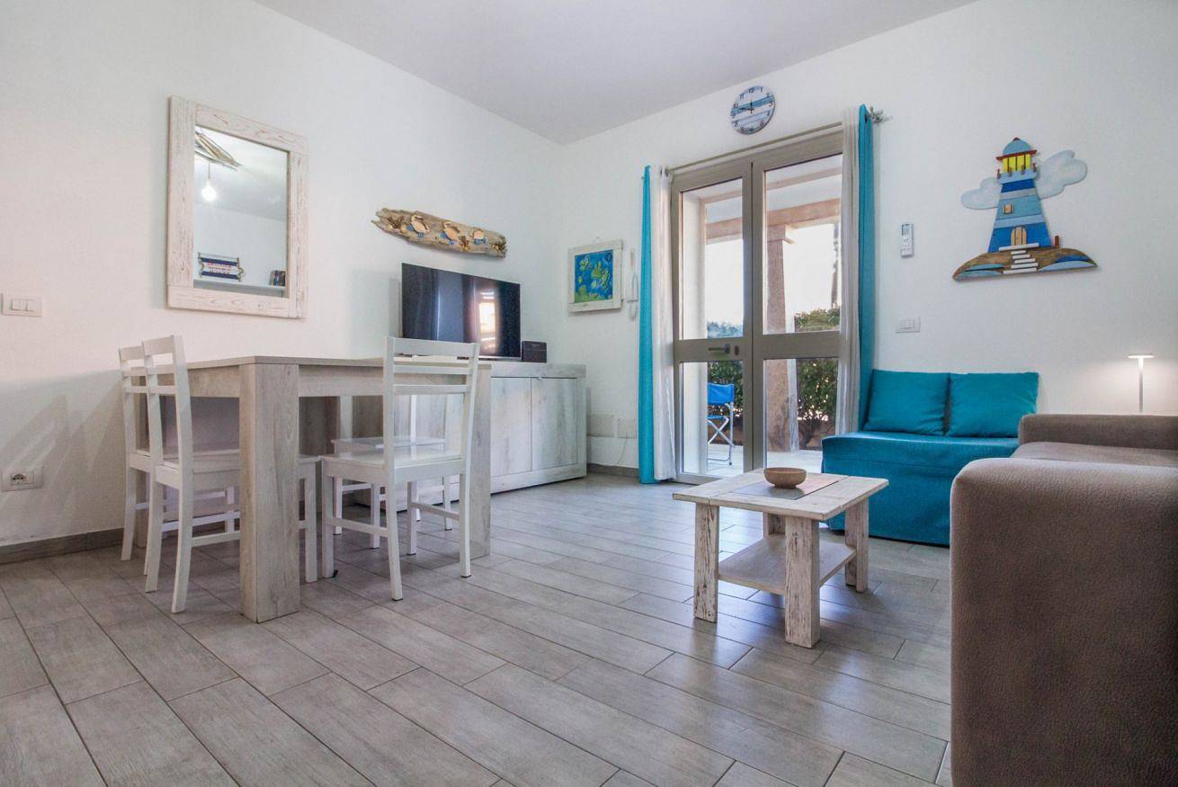 Entire apartment, Guesthost - Gabbiano Lovely Flat with Veranda in Palau (town), Palau (Sardinia)