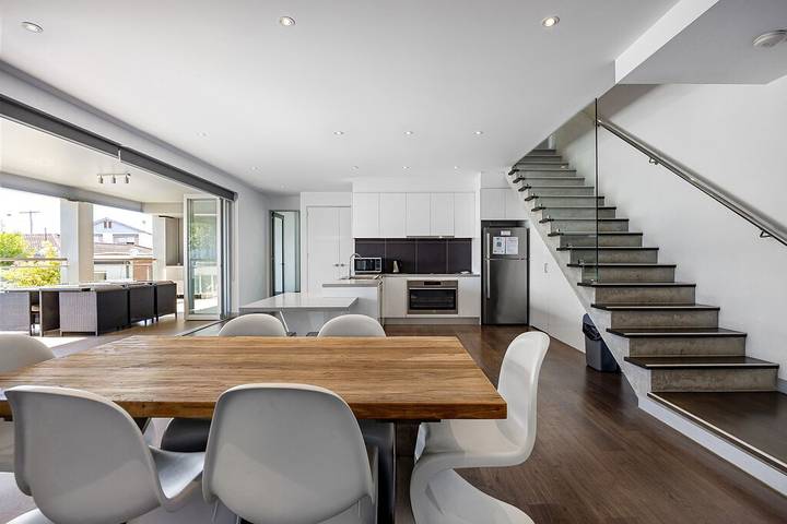 Holiday home for 30 people, with terrace and garden in Melbourne