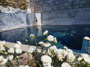 Gîte pour 8 personnes, avec piscine ainsi que jardin et vue à Cabrières