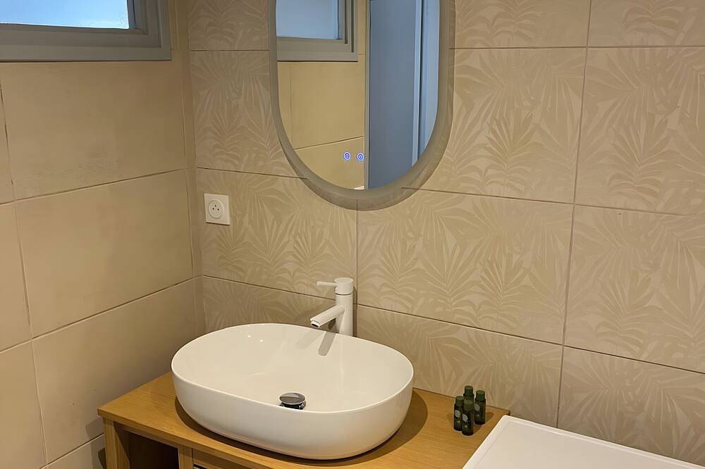 Entire apartment, Clara Panoramic Terrace T2 Apartment with Wi-Fi in Salies-de-Béarn, Béarn