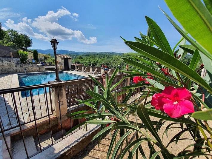 Gîte pour 6 personnes, avec terrasse ainsi que piscine et jardin à Caseneuve - 4