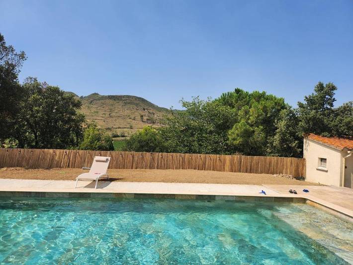 Location de vacances pour 10 personnes, avec vue ainsi que jardin et piscine à Monze (homonymie)