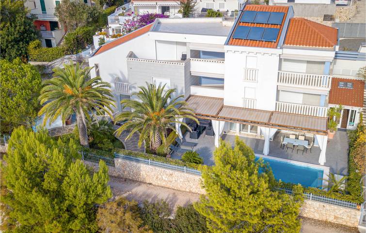 Ferienhaus für 7 Personen, mit Terrasse und Garten sowie Pool