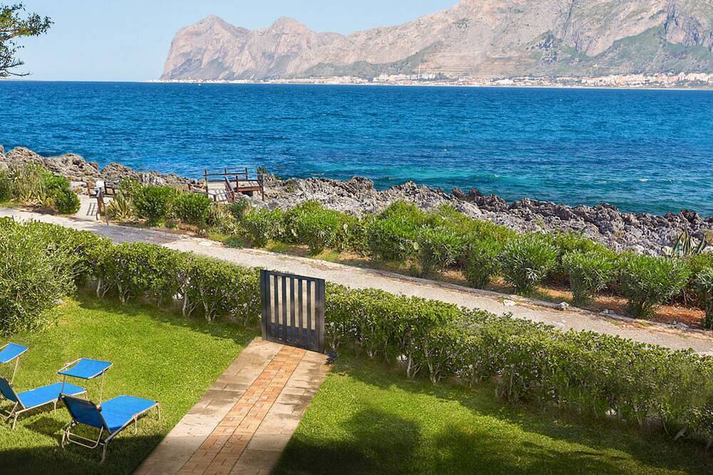 Private beach, exclusive residence, view of the gulf, smell of the sea! in Carini, Palermo Province