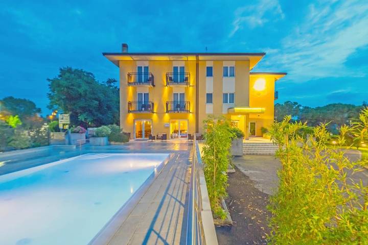 Hôtel pour 5 personnes, avec Terrasse ainsi que Jardin et Piscine à Peschiera del Garda