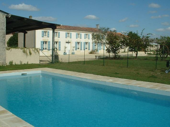 Gîte pour 6 personnes, avec jardin ainsi que piscine et terrasse