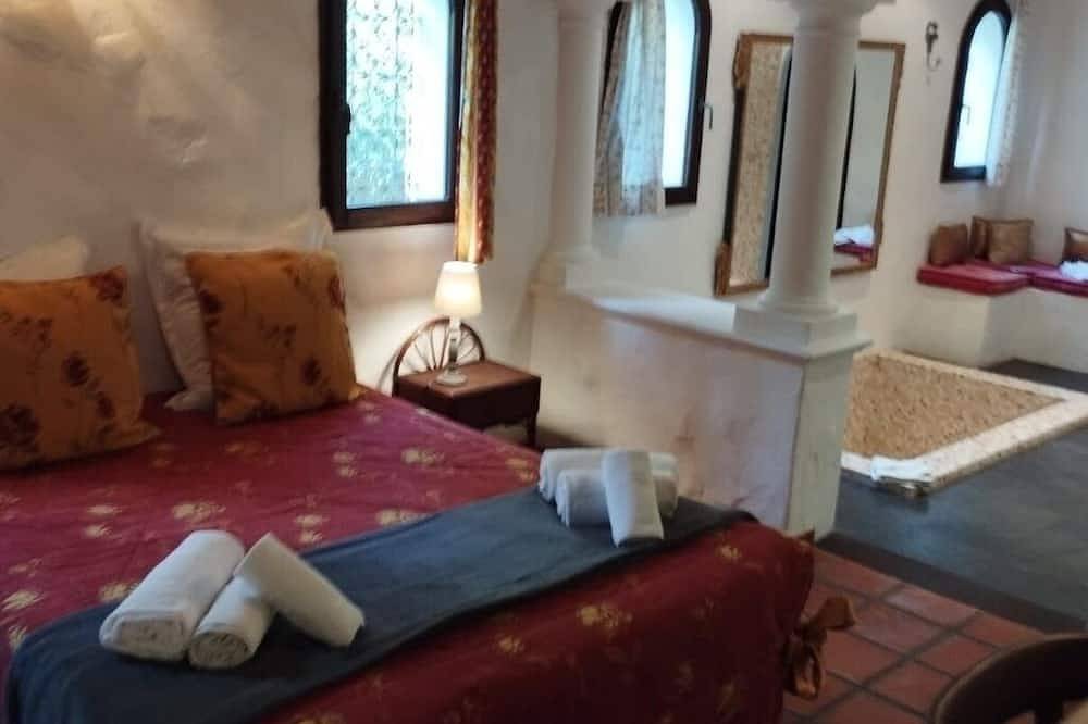 Magnificent Provencal house with private pool and waterfall in the Gulf of St Tropez in Grimaud, Mittelmeerküste (Frankreich)