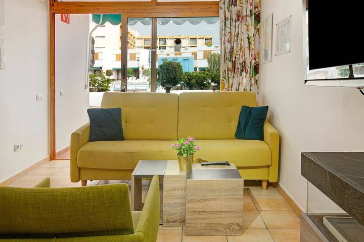 Entire apartment, Apartment "Barber Las Brisas" with Garden, Shared Pool and Wi-Fi in Maspalomas, San Bartolomé de Tirajana