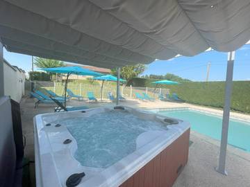 Location de vacances pour 14 personnes, avec piscine ainsi que vue et jardin, animaux acceptés à Proissans