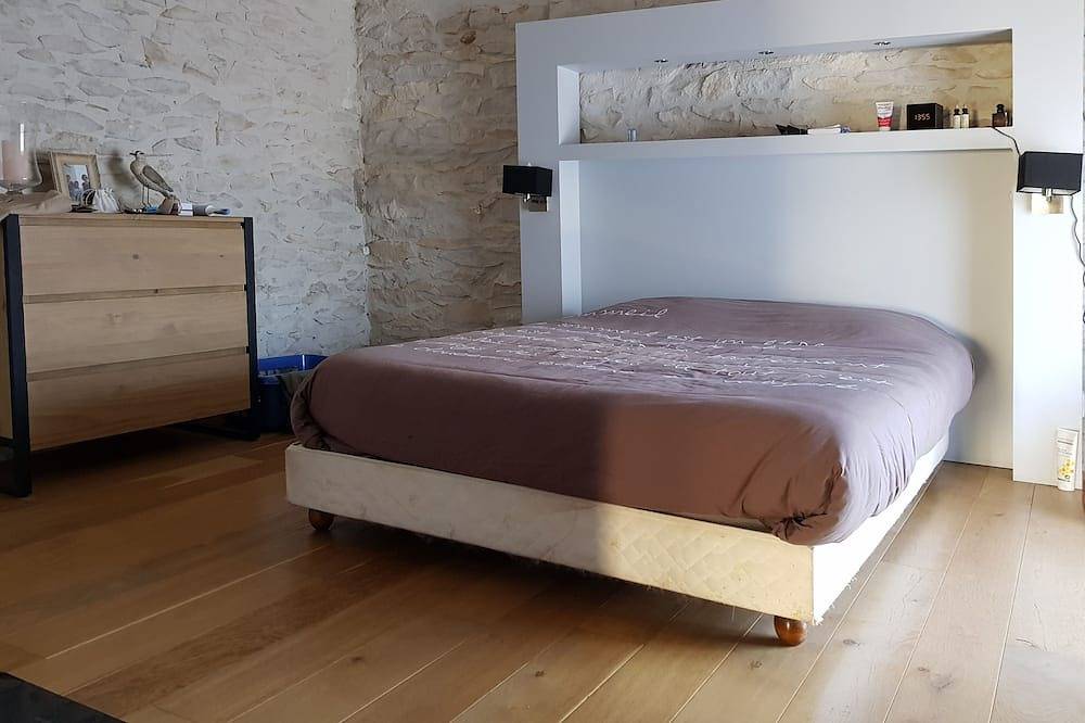 Character house located in a pretty village in Tavel, Nimes region