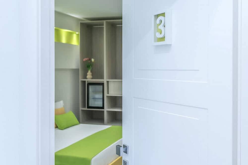 Entire apartment, Room 'Elegante Camera Familiare' with Mountain View, Wi-Fi and Air Conditioning in Ercolano, Vesuvio National Park