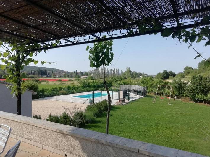 Location de vacances pour 18 personnes, avec vue ainsi que jardin et piscine, animaux acceptés à Saint-Jean-de-Maruéjols-et-Avéjan
