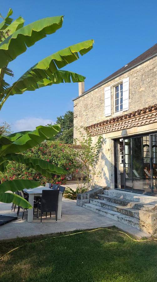 Location de vacances pour 14 personnes, avec piscine ainsi que vue et terrasse à Vianne - 3