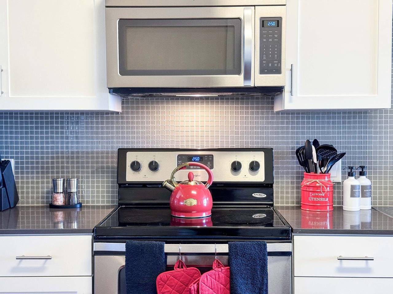 Entire apartment, Stylish Getaway W Pool Gym Parking 10 Min to Cedar in Hancock Park, Los Angeles