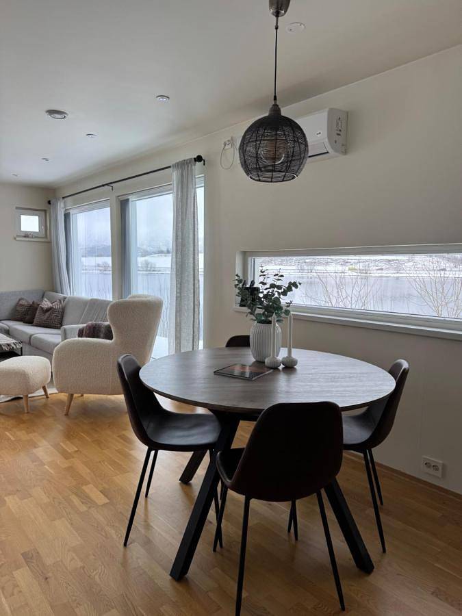 Gîte pour 4 personnes, avec vue sur le lac ainsi que balcon et vue à Leknes - 4