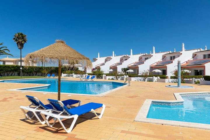 Ferienpark für 5 Personen, mit Kinderpool und Ausblick sowie Pool und Garten, kinderfreundlich in Portugal - 2