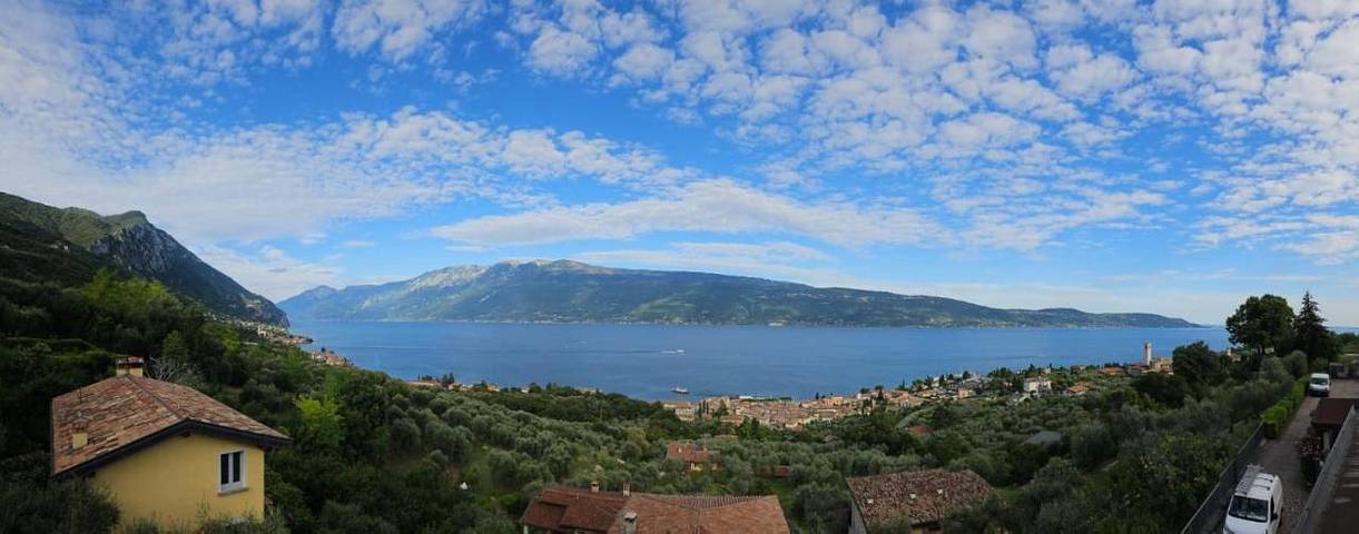 Casa vacanza per 6 persone, con panorama e giardino nonché vista lago, adatto a famiglie con bambini in Gargnano