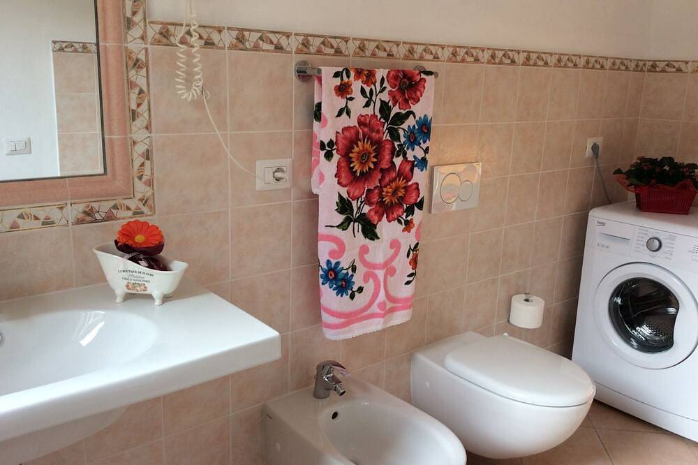 Appartement entier, St. Andrew Big Yellow House in Sant'Andrea, Marciana