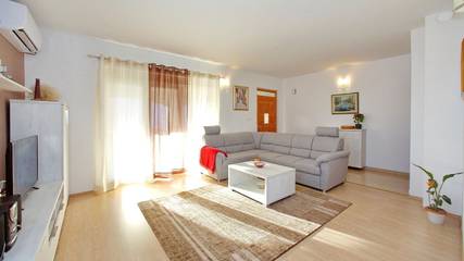 Ferienwohnung für 6 Personen, mit Garten und Balkon in Bibinje