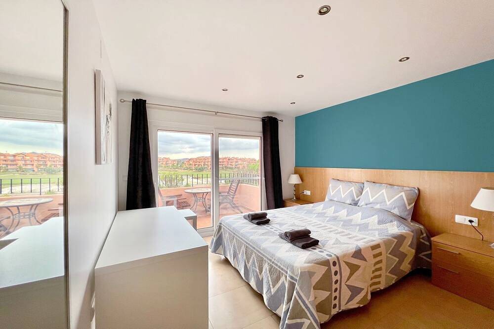 Appartement entier, Superbe appartement avec 3 chambres et 2 salles de bains avec grand balcon et terrasse - Wifi gratuit in Mar Menor Polaris World, Mar Menor