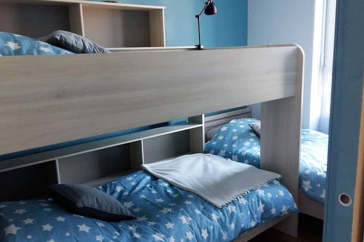 Maison avec jardin , Cherbourg en Cotentin, 10 mn de la mer,9 pers, wifi gratuit in Tourlaville, Cherbourg-en-Cotentin