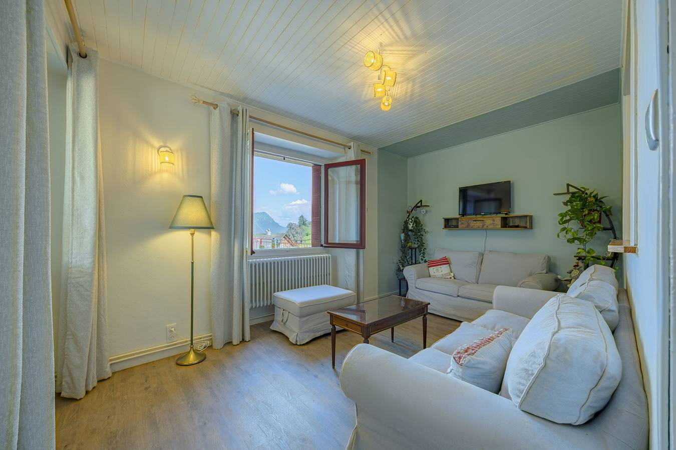 Le Gîte La Pierre Pons - vue montagne in Voglans, Chambéry region