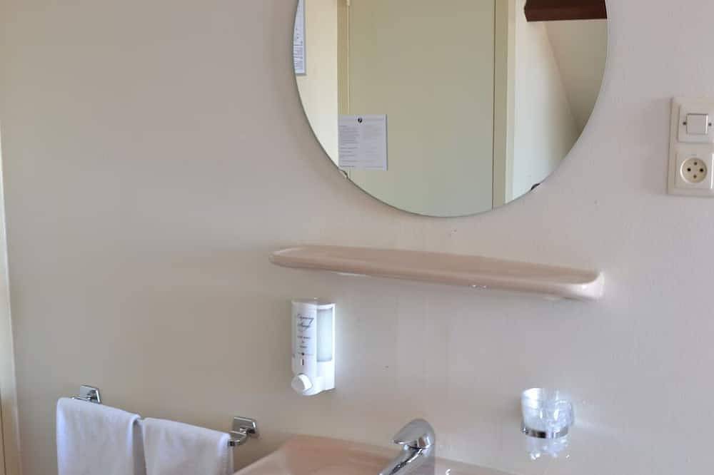 Short Drive to Beach! Free Breakfast and Parking, Close to Brielse Meer! in Brielle, Niederländische Nordsee