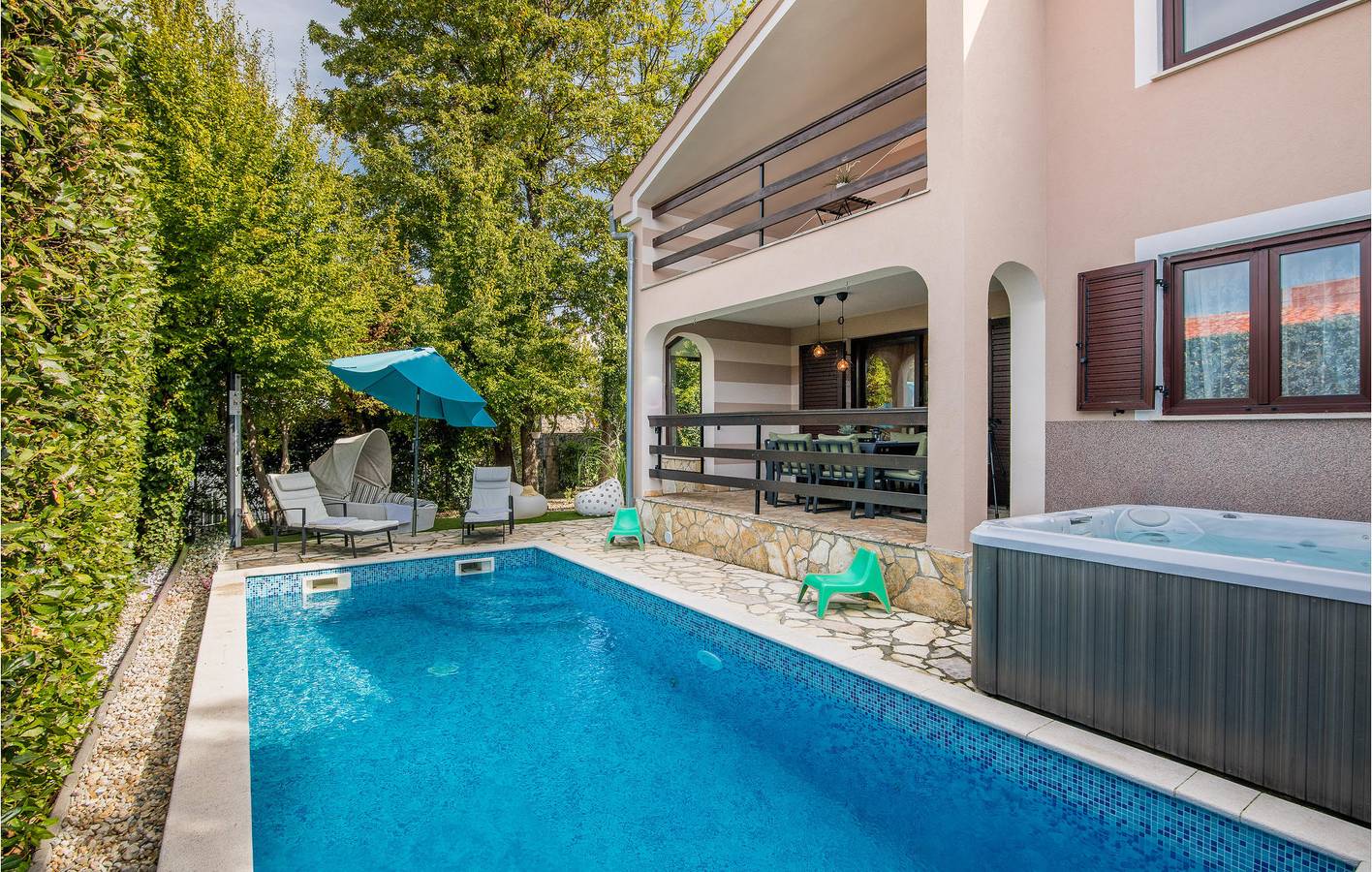 Moderne 135 m² große Wohnung mit Terrasse, Parkplatz und 1,5 km Entfernung zum Strand in Njivice, Krk