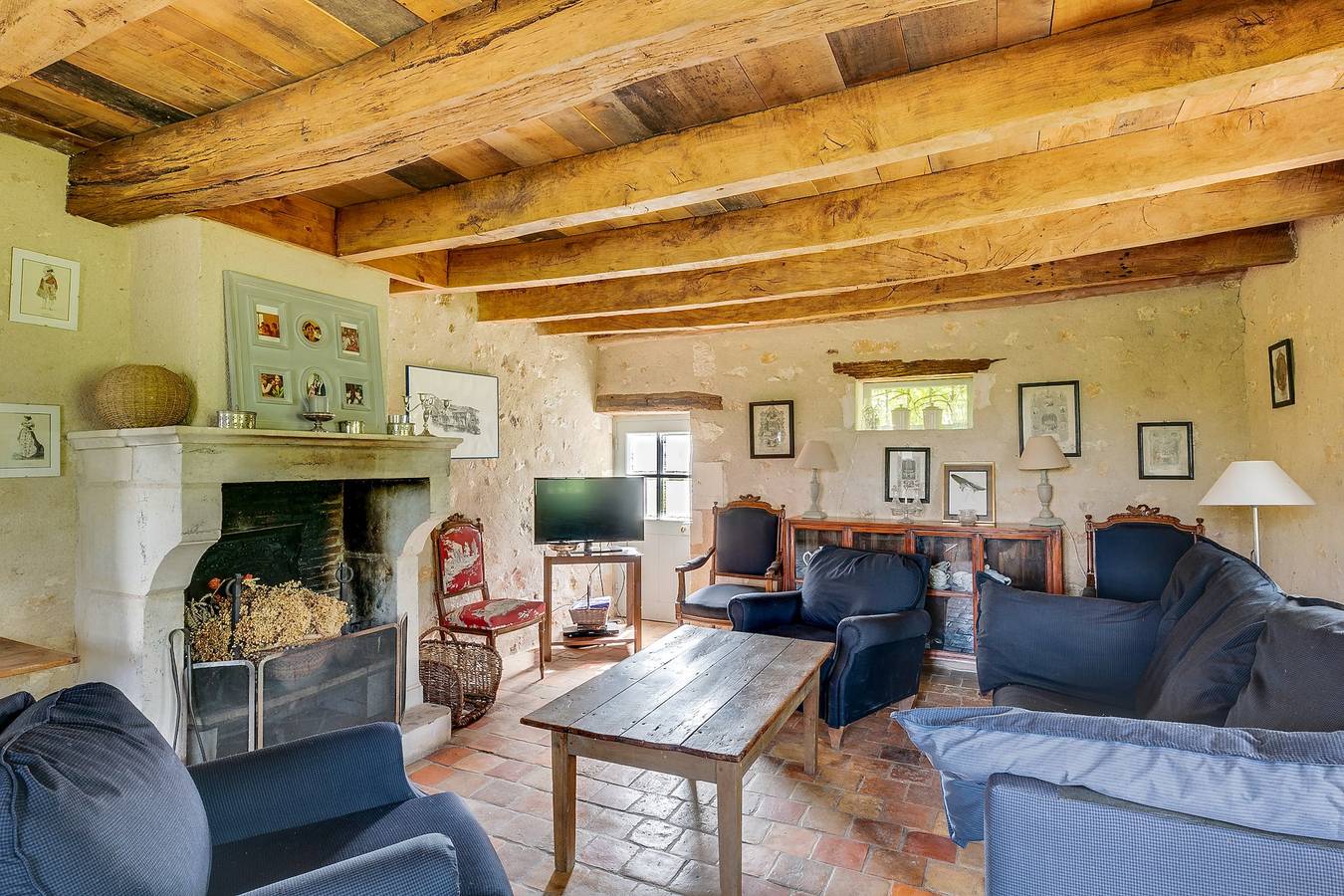 La Petite Maison – Grand jardin, terrasse et piscine in Ingrandes, Région de Le Blanc