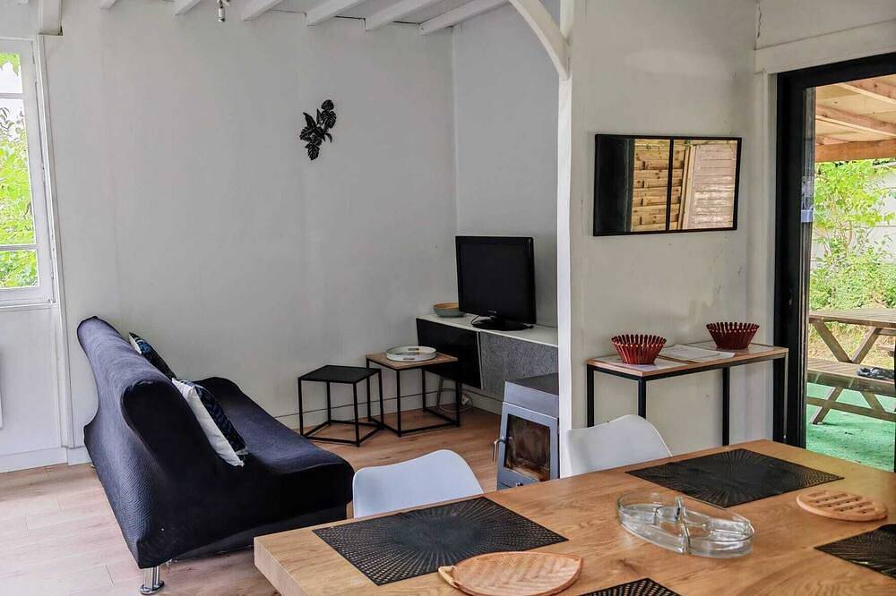 Maisonette on 1 hectare park, direct access to lake, swimming pool, boat pontoon in Éguzon-Chantôme, La Châtre und Umgebung