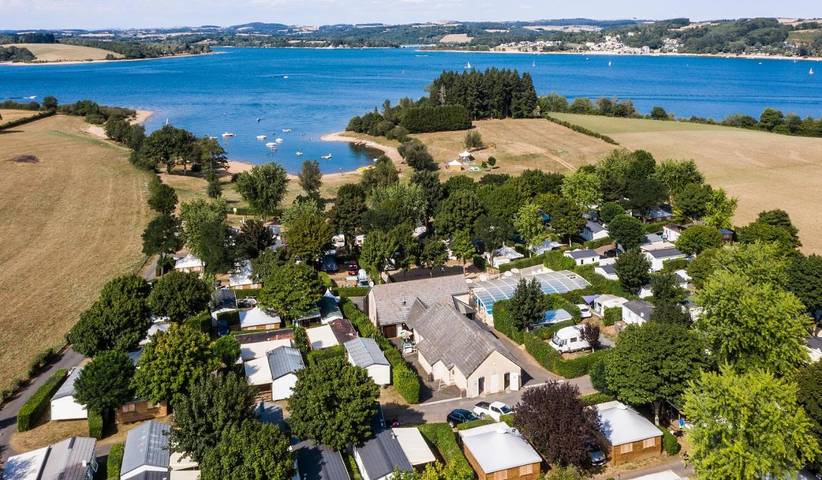 Location de vacances pour 4 personnes, avec Terrasse et Jardin ainsi que Bassin pour enfant et Piscine à Salles-Curan