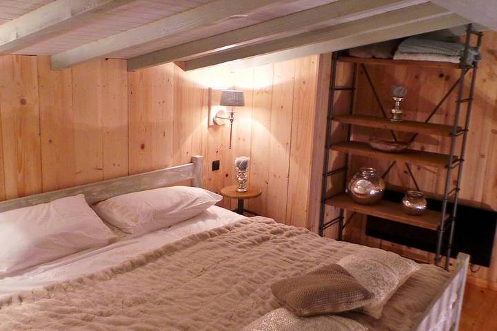Cabane la terre est ronde pour ceux qui s'aiment in Colleville, Région du Havre