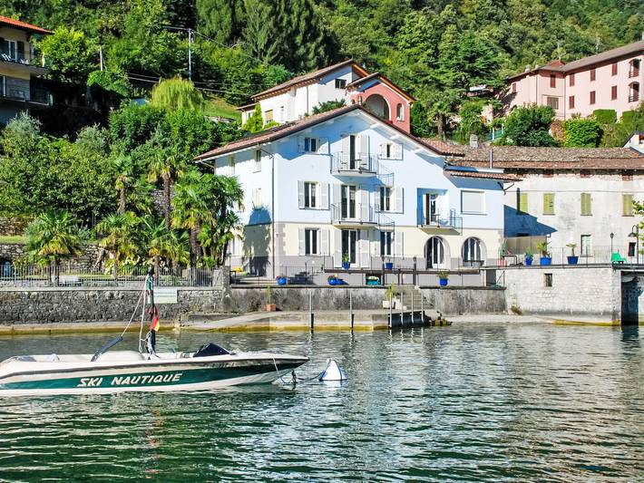 Loft per 6 persone, con vista lago e balcone nonché giardino in Italia