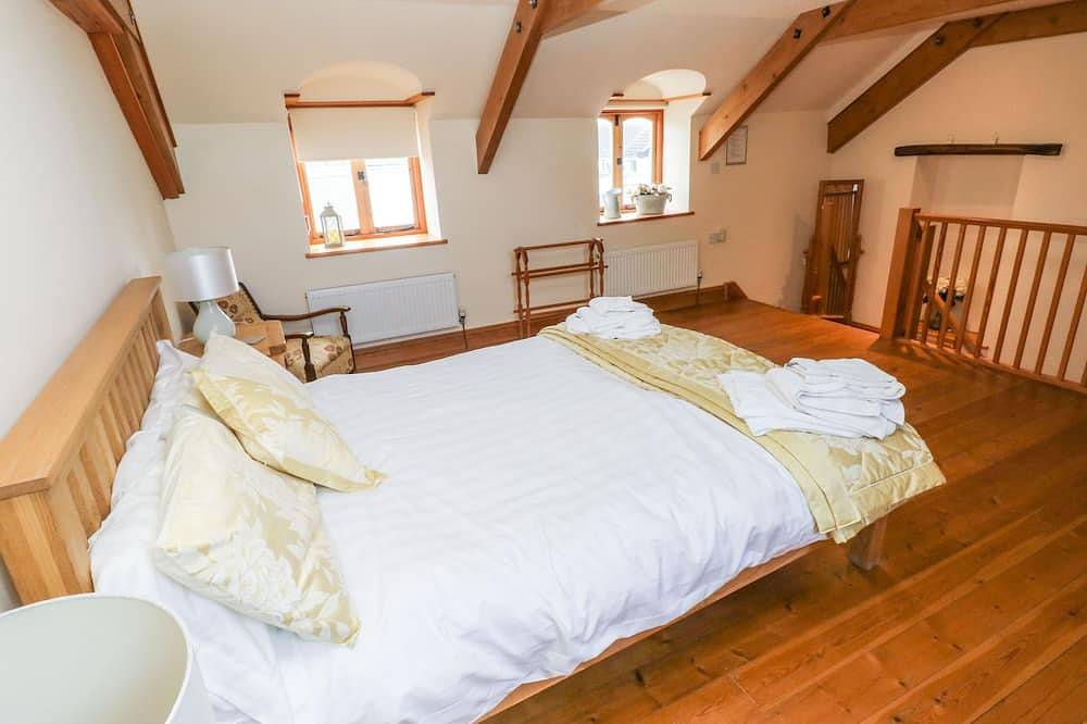 Ty Crydd, pet friendly, character holiday cottage in Kidwelly in Carmarthenshire